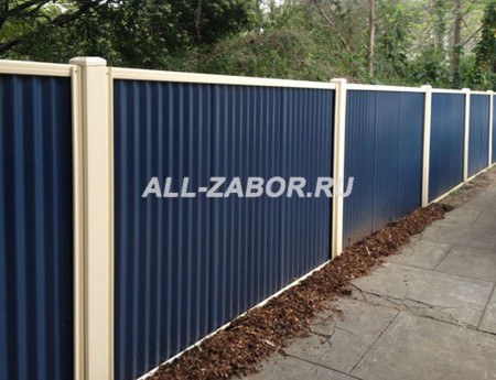 Забор из профнастила с бетонными столбами синего цвета