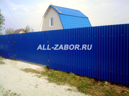 Секционный забор из профнастила темно-синего цвета